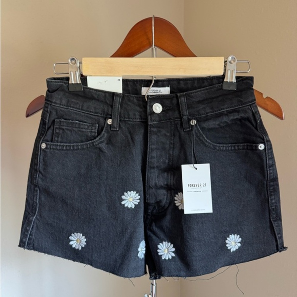 Shorts with embroidered floral pattern
